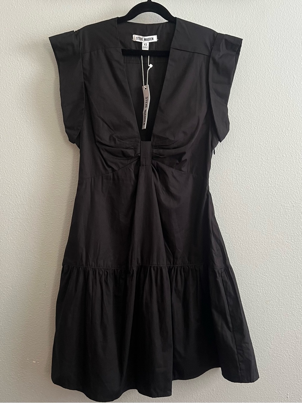 Steve Madden Black V‑Neck Tie‑Front Tiered Dress